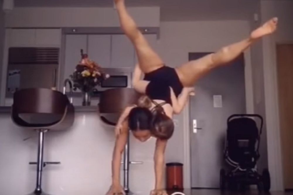Akrobacije sa ćerkom! Pogledajte šta ova super mama radi u kuhinji! (FOTO) (VIDEO)