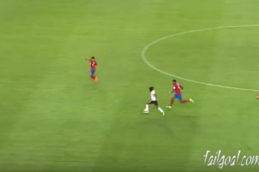 Kao Maradona: Žervinjo pretrčao ceo teren sa loptom i bocnuo golmana na kraju akcije! (VIDEO)