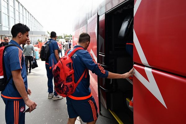 Olimpijakos stigao u Beograd: Više od 1.000 dece biće deo spektakla na Marakani! (FOTO)