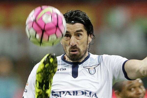 Gol Biševca, crveni Đorđeviću zbog davljenja, golman Lacija odbranio dva penala istom igraču! (VIDEO)