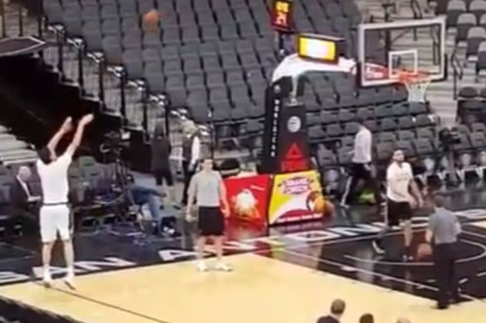 Spreman je za takmičenje u trojkama: Boban Marjanović cepa mrežicu kao od šale! (VIDEO)