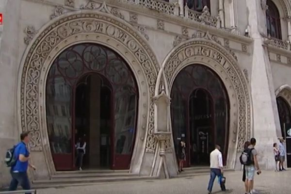 Popeo se na spomenik zbog selfija, pa ga uništio (VIDEO)