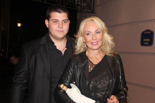 To moje dete? Lepa Brena prsla: Evo kako je odlepila na spomen Viktorovog bahaćenja! (FOTO)