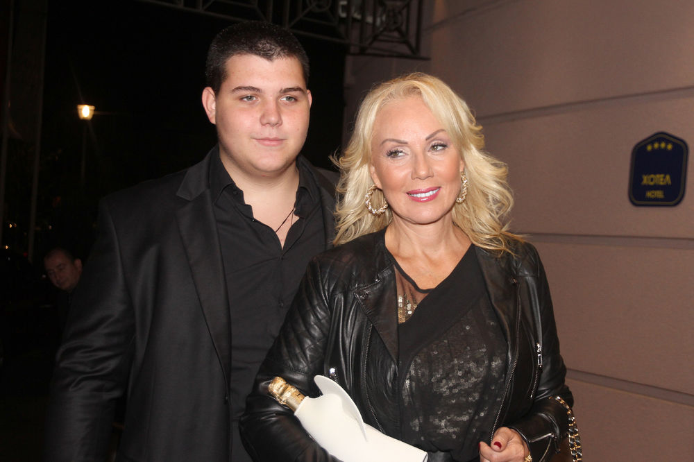 To moje dete? Lepa Brena prsla: Evo kako je odlepila na spomen Viktorovog bahaćenja! (FOTO)