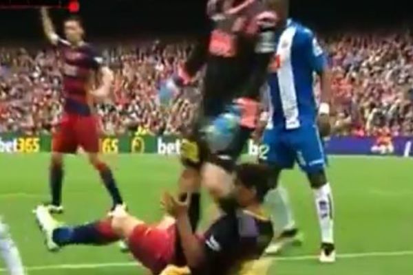 Karma je čudo: Sada Suareza šutiraju dok sudija ne gleda! (VIDEO)