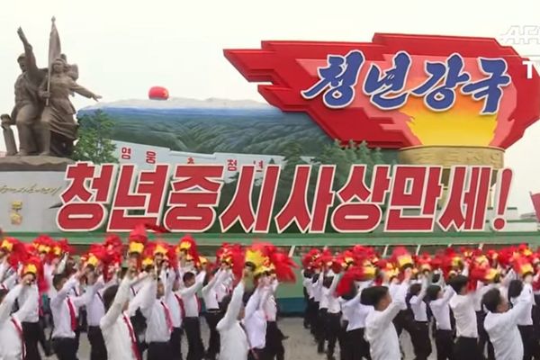 Mi volimo vođu, vođa voli nas: Da li vas ovaj video iz S. Koreje podseća na nešto? (FOTO)