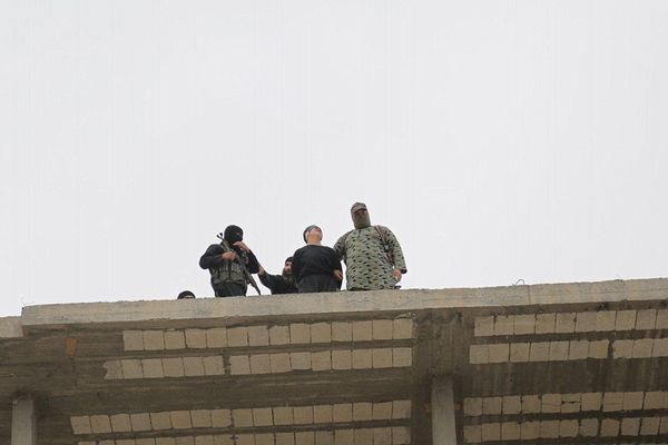 Bacili ga sa zgrade jer je gej, okupili decu da gledaju! (UZNEMIRUJUĆI FOTO)