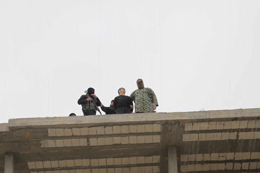 Bacili ga sa zgrade jer je gej, okupili decu da gledaju! (UZNEMIRUJUĆI FOTO)