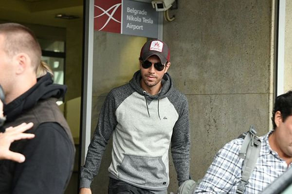 Srpkinje odlepile: Enrike Iglesijas stigao na beogradski aerodrom! (FOTO)