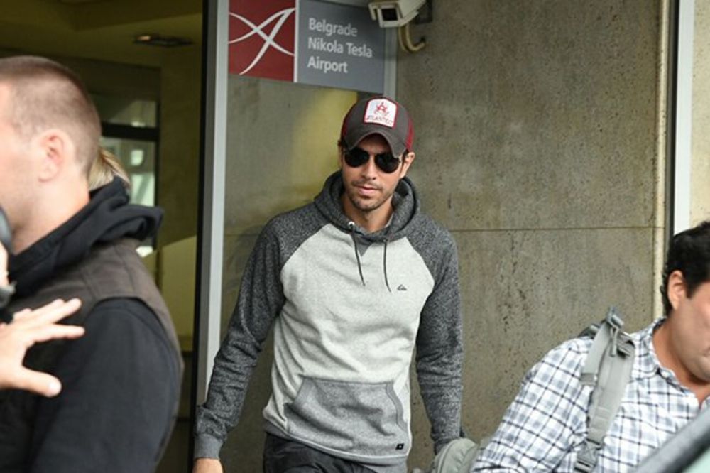 Srpkinje odlepile: Enrike Iglesijas stigao na beogradski aerodrom! (FOTO)