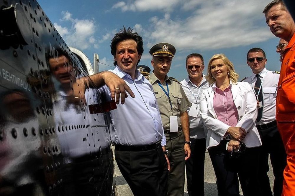 Umesto da bude kažnjen biće nagrađen: Gašić se telepromptovao na mesto gde je plata milionska!