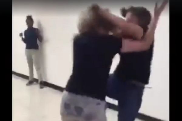 Dve devojke su se ozbiljno pošibale, a onda je neko uleteo da ih spreči... (VIDEO)