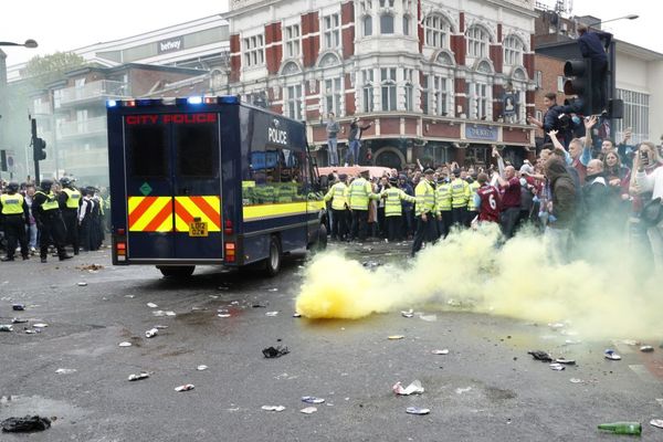 Staklo i srča na sve strane: Huligani Vest Hema flašama na autobus igrača Junajteda! (FOTO) (VIDEO)