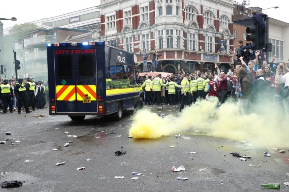 Staklo i srča na sve strane: Huligani Vest Hema flašama na autobus igrača Junajteda! (FOTO) (VIDEO)