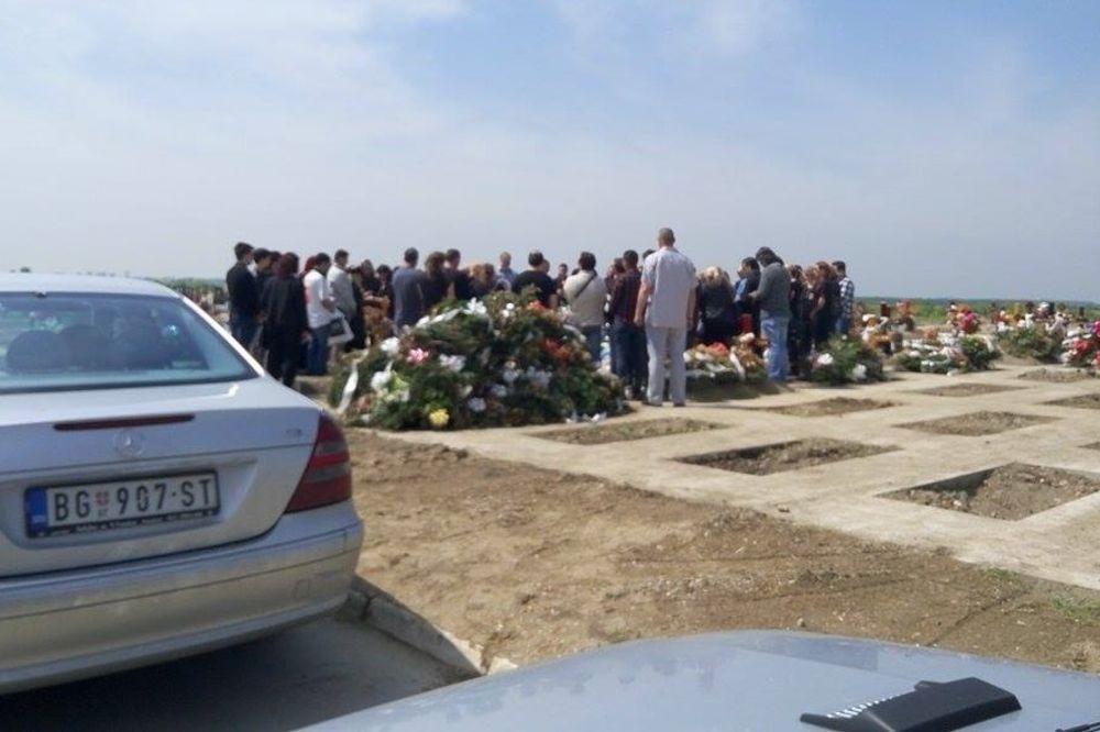 Ubica došao na 40 dana pevačici? Sumnjiv lik na Jeleninom pomenu! (FOTO)