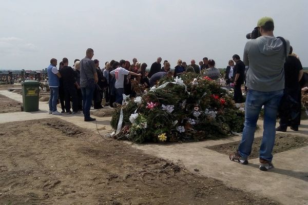 Policija uhapsila Jeleninog ubicu? Pokupili ga na groblju i odveli!