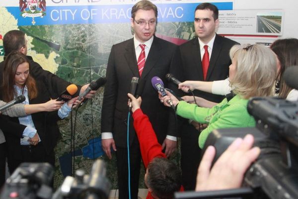 Bot nad botovima: Zašto novinarka Studija B brani državne funkcionere?