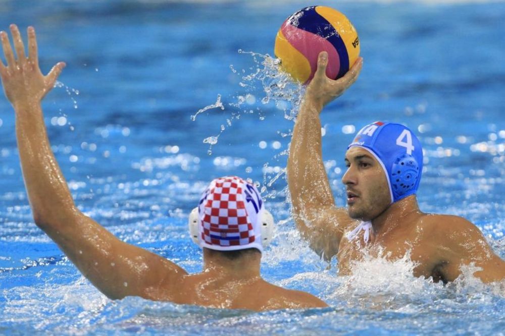 Samo bolesni um može ovako nešto da uradi: Izbo vaterpolistu dok je držao dete u rukama! (FOTO)