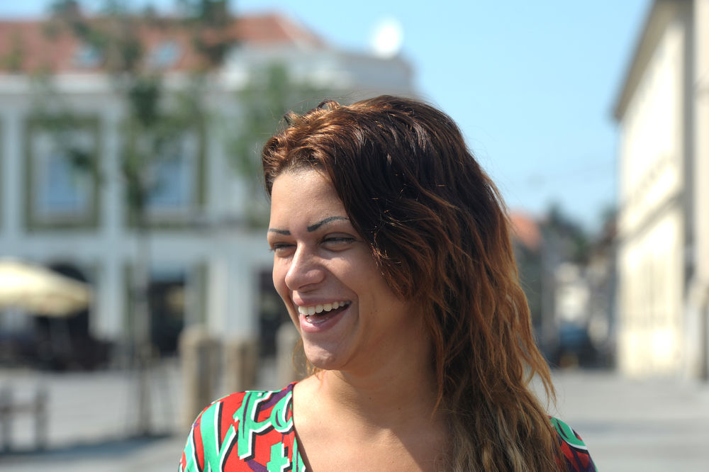 Vrela Dunja Ilić valja se po krevetu... 7 poza, ne zna se koja je bolja! (FOTO)