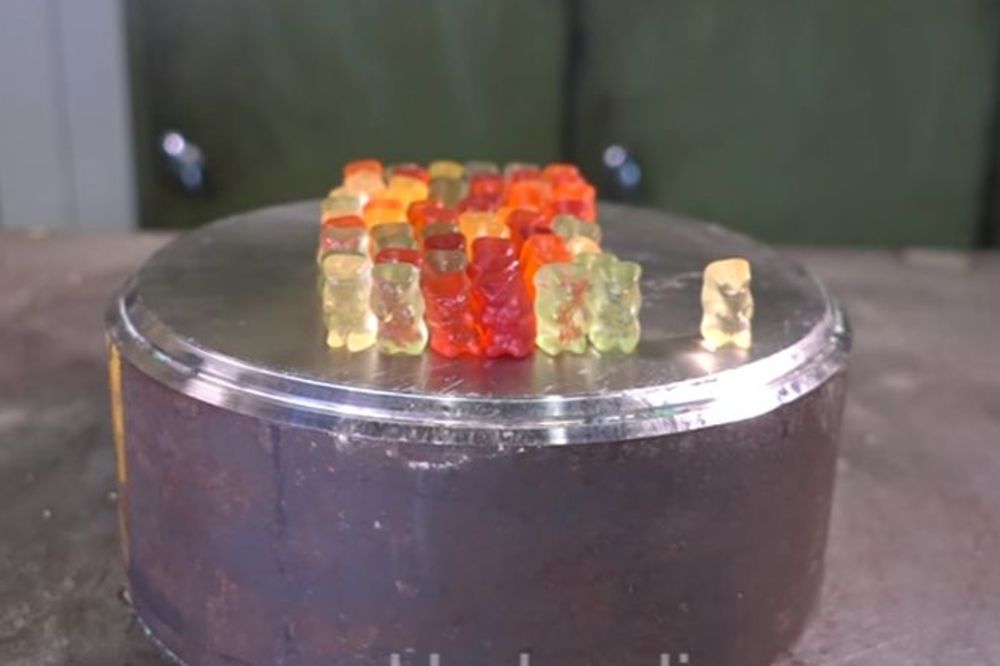 Volite gumene bombone? Usudite se da pogledate ovaj snimak! (VIDEO)