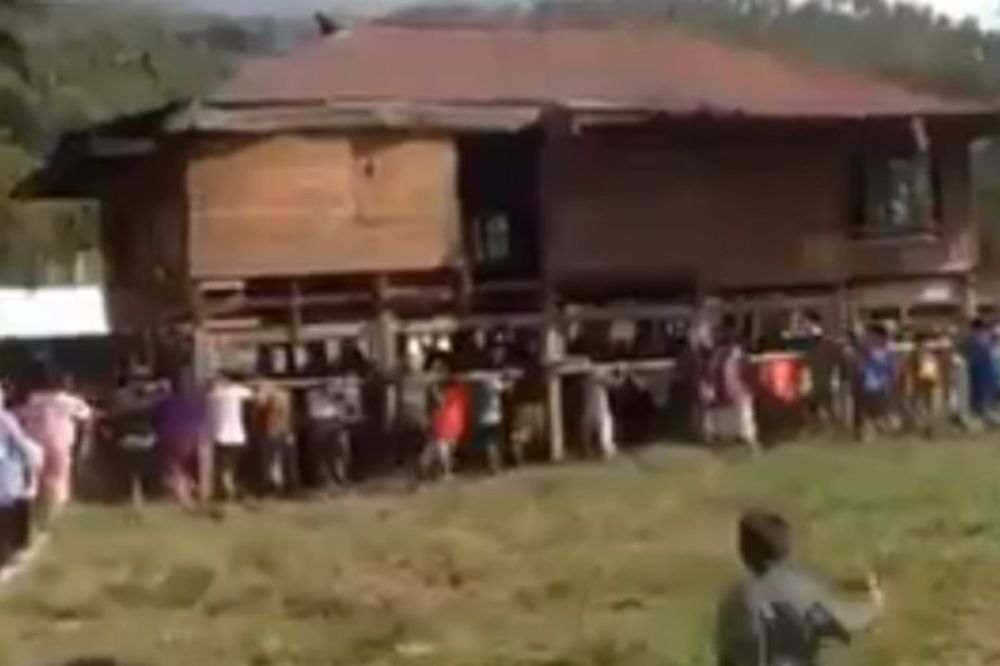 Kompletna usluga: Napravili su kuću od drveta i dostavili je kupcu na adresu (VIDEO)