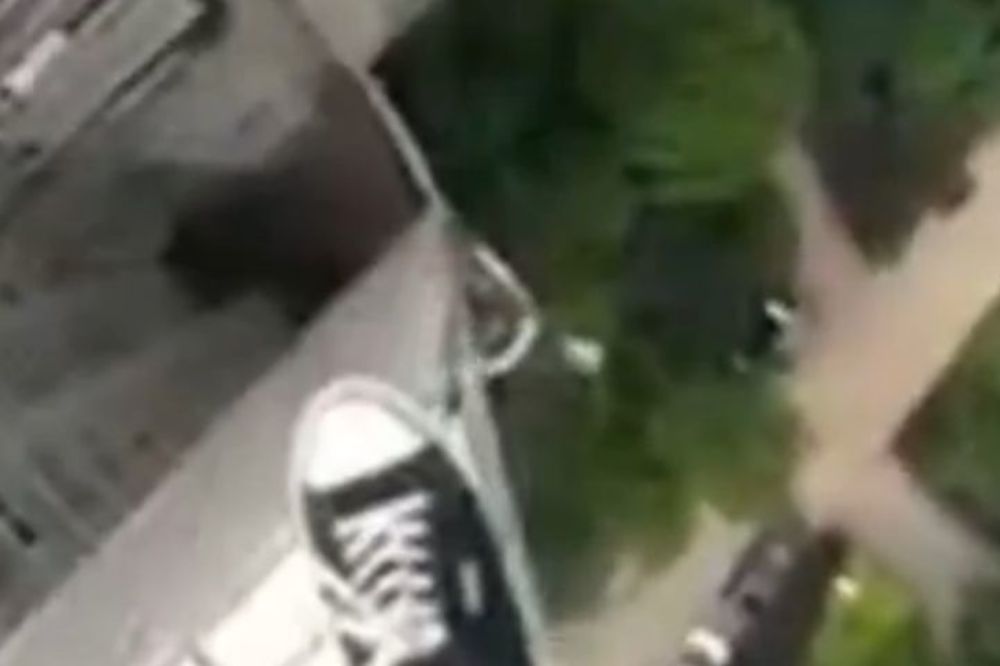 Najjezivija šetnja po ivici: Uhvatiće vas jeza od pogleda s ove visine! (VIDEO)