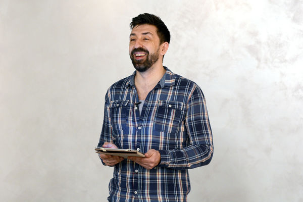 ESPRESO TVITER  Uho, grlo, Amidža: Kome to Ognjen nosom otvara tunjevinu? (VIDEO)