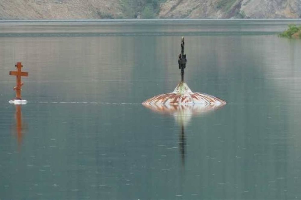 Od Valjevske Gračanice ostao još samo krst: Meštani noću čuli pojanje iz potopljenog manstira (FOTO)