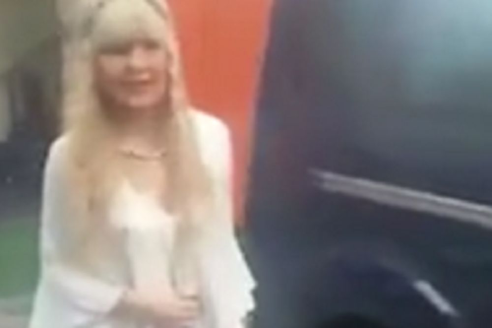 Pitanje za milion evra: Da li prepoznajete ko je ova domaća pevačica? (FOTO) (VIDEO)