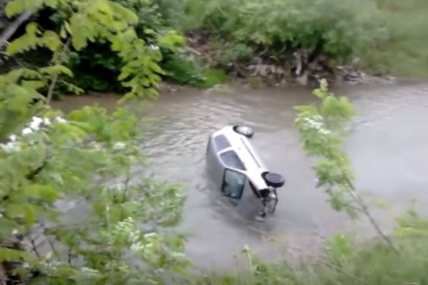 Dramatičan snimak spasavanja žene koja je sletela u reku (VIDEO)