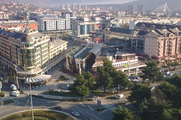 Seks skandal u podgoričkoj gimnaziji: Đaci se snimali u toaletu, direktorka ćuti!