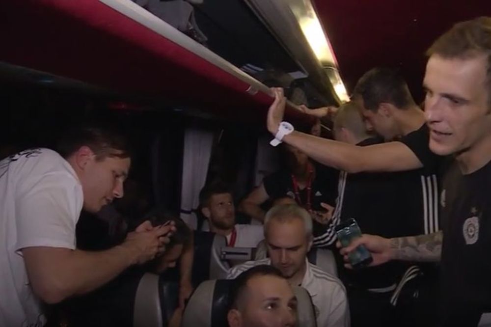 Žurka fudbalera Partizana: Miroslav Ilić, Toma, Jana i Luis odjekivali u crno-belom autobusu! (VIDEO)