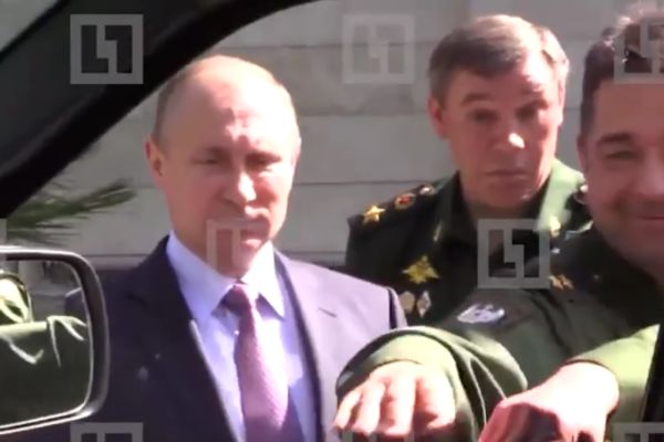 Kakva blamčina i to pred Putinom! General je hteo da pokaže novo vojno vozilo, pa se ispalio! (VIDEO)