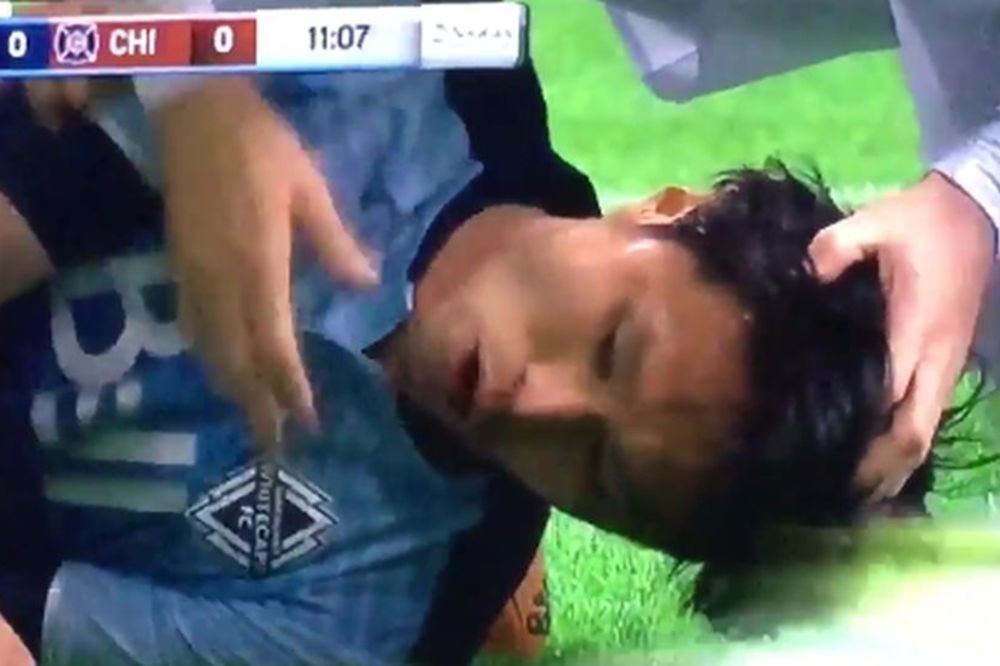 Nova drama na terenu: Fudbaler pao u nesvest i išla mu krv na usta posle sudara! (VIDEO)