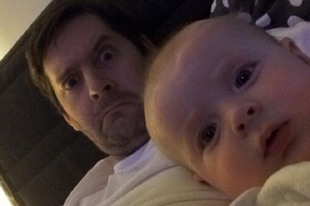 Kakav car! Ostao sam da čuva bebu, pa ženu izludeo fotkama! (FOTO)