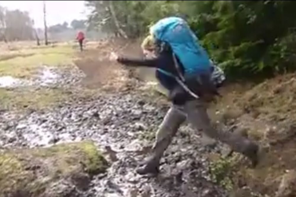 Nećete moći da skrenete pogled sa njene blatnjave nezgode (VIDEO)