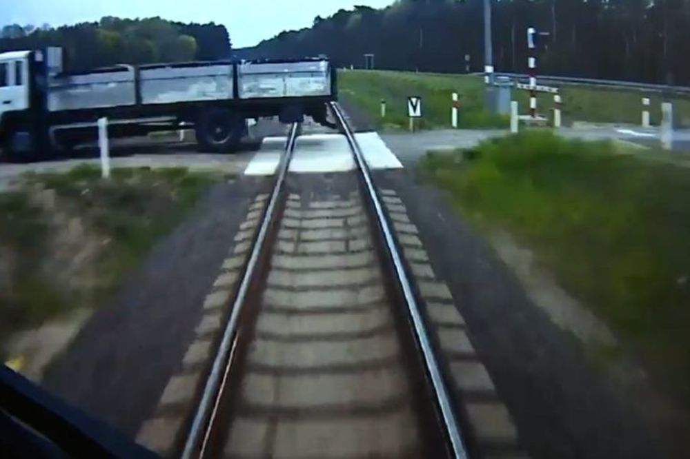 Sudar je bio neizbežan, ali je mašinovođa ispao heroj (VIDEO)