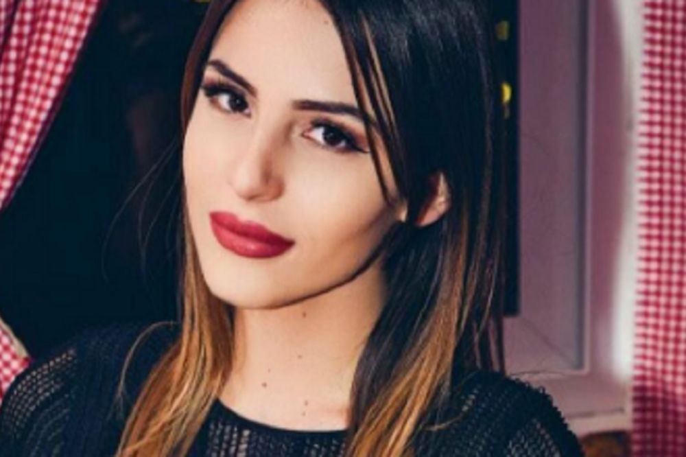 Frajer koji na ovo nije rekao UFFF - nije muško! Ono kad Anastasija prekrsti noge u providnoj haljini! (FOTO)