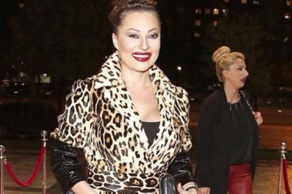 Kakav dezen, kakva haljina: Ovo samo Ceca može da obuče i da bude seksi! (FOTO)