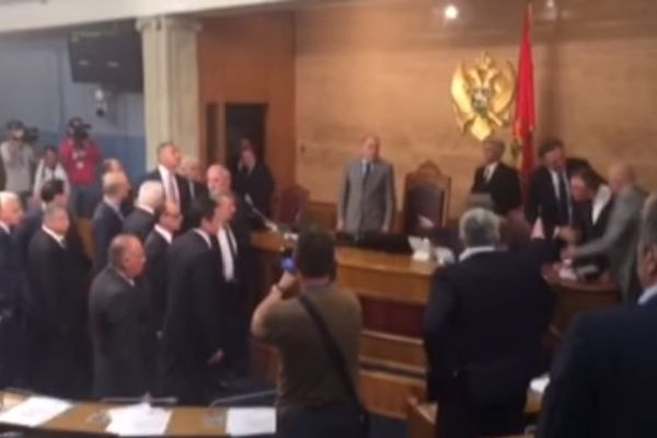 Milo, lopove! Bravo kreteni! Makljaža u skupštini CG, Đukanović poručivao opoziciji: Dođi, dođi! (VIDEO)