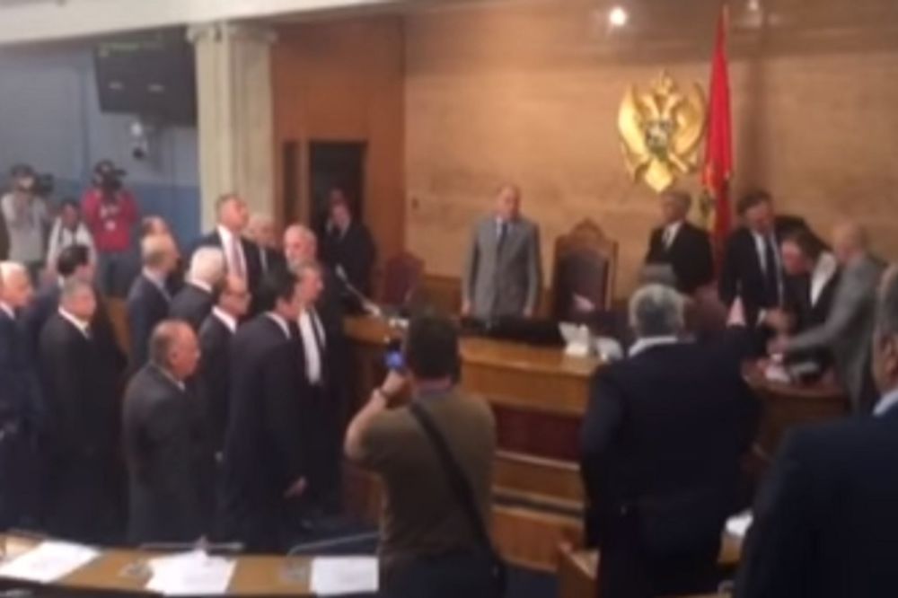 Milo, lopove! Bravo kreteni! Makljaža u skupštini CG, Đukanović poručivao opoziciji: Dođi, dođi! (VIDEO)
