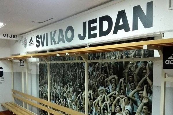 Svi kao jedan: Novo ruho svlačionice košarkaša Partizana! (VIDEO)