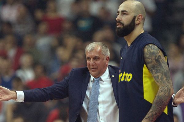 Kakav poliglota bivši as Zvezde: Pogledajte šta je napisao na tabli u Berlinu! (FOTO)