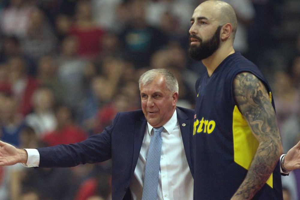 Kakav poliglota bivši as Zvezde: Pogledajte šta je napisao na tabli u Berlinu! (FOTO)