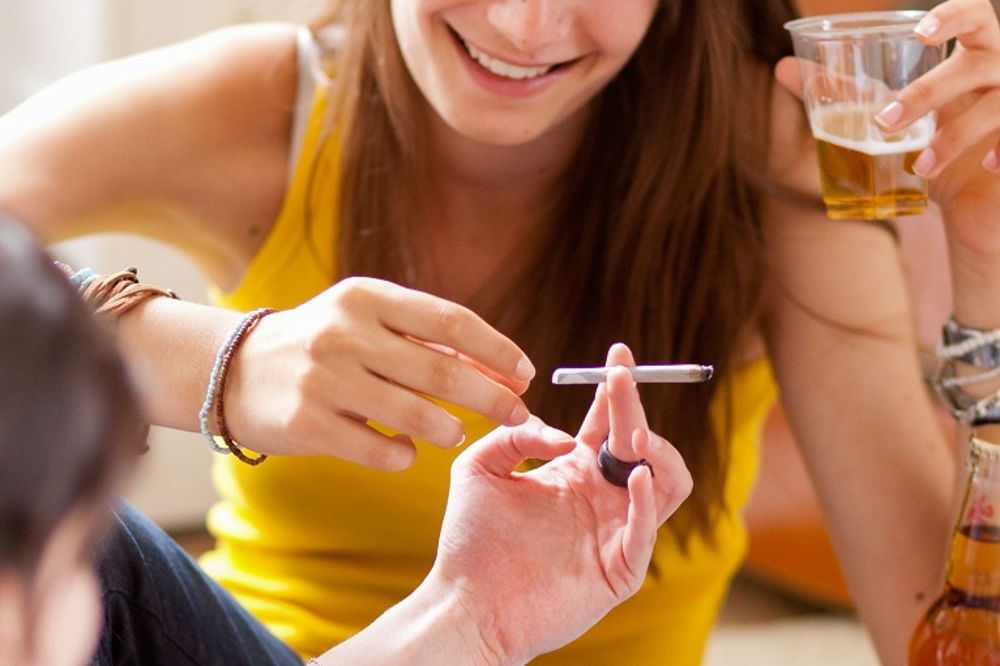 Pesma o ljubavi i smrti koju su tinejdžerke 90-ih znale napamet krije pravu misteriju (FOTO) (GIF) (AUDIO)