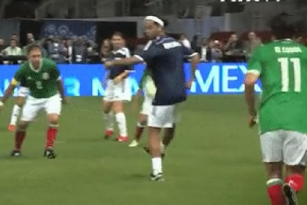 Neponovljivi Ronaldinjo asistencijom bez gledanja ponovo oduševio planetu! (VIDEO)