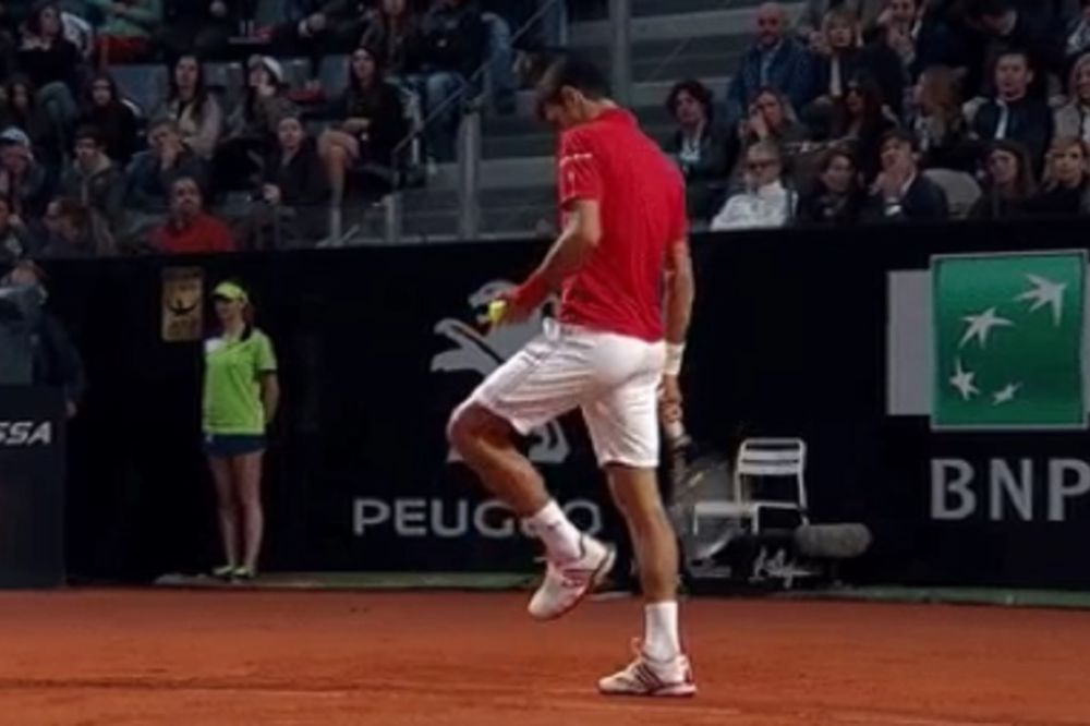 Nastradao zglob: Nole udario reketom u patiku i umalo naneo sebi težu povredu! (GIF)