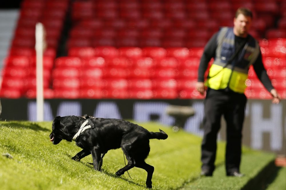 Haos u Mančesteru: Traford evakuisan zbog bombe, utakmica sa Bornmutom odložena! (FOTO) (VIDEO)
