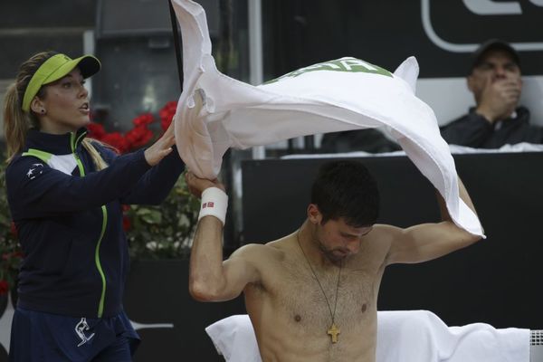 Novak besan na sudiju što ne želi da prekine finale: Je**no je opasno za igru! (FOTO) (VIDEO)