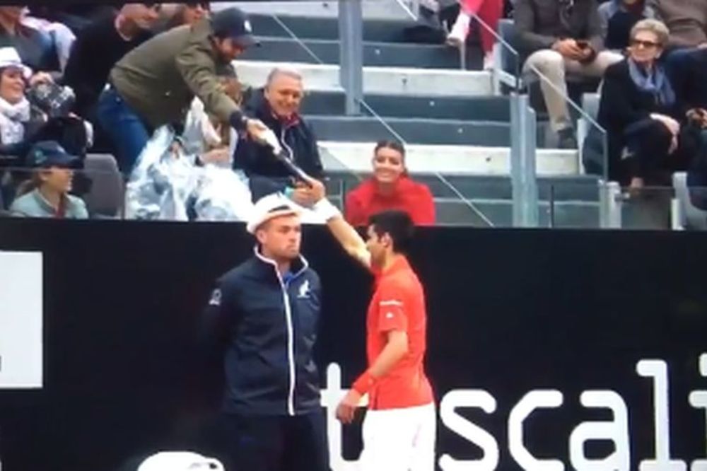 Nervozni Đoković bacio reket od zemlju, koji je završio u publici i pogodio navijača! (VIDEO)